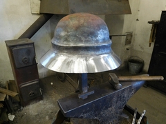 Inspirováno  Keltskou(germánskou) přilbicí z 1.století př.n.l. (foto z výroby)/Inspired by Celtic (Germanic) helmet from the 1.century B.C.(photo from produce)